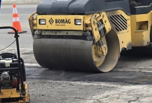 BOMAG roller compacting fresh asphalt